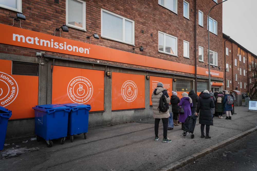 Kö utanför Matmissionen, en butik med lägre priser för människor i fattigdom.